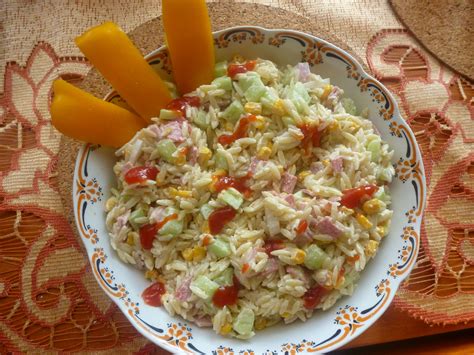 salatka z makaronem ryzowym i szynka